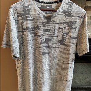 Nike Men's Gray and Black Patterned running  Tee